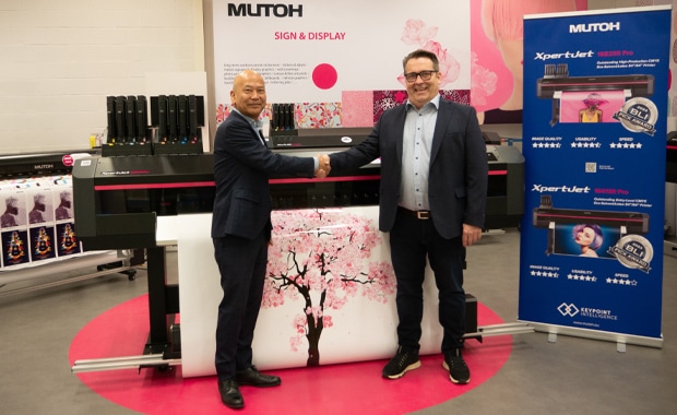 Staffelstab-Übergabe in der GL beim Großformat-Digitaldruck-Spezialisten Mutoh Europe: Mitsuo Takatsu (links) und Frank Schenk
