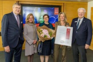 Feierliche Verleihung des Drupa-Preises (v. l.): Erhard Wienkamp, Sabine Geldermann, Daria Vakhrushova, Prof. Dr. Anja Steinbeck und Dr. Andreas Pleßke.