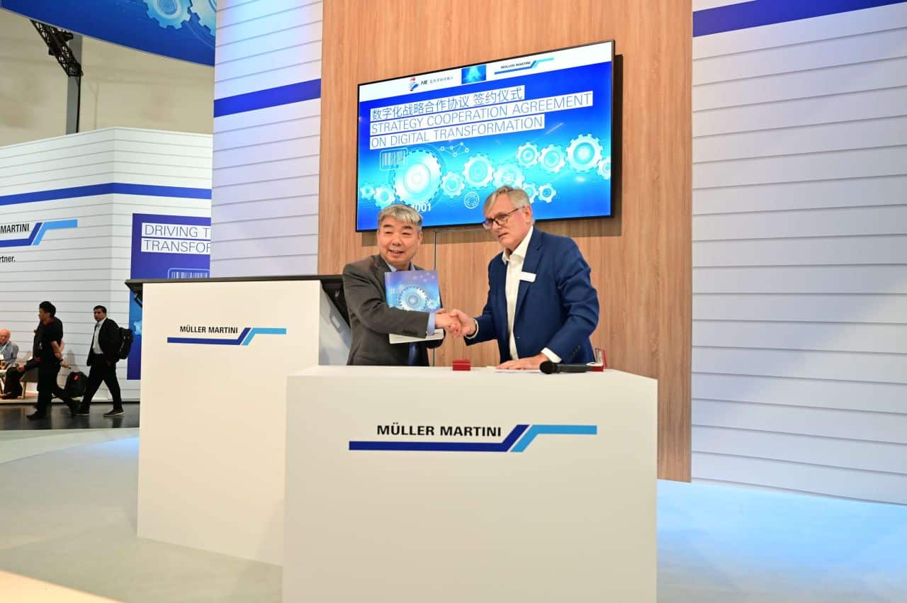 Cui Wenfeng, CEO von Yongcheng Shengda, unterzeichnete auf dem Stand von Müller Martini gemeinsam mit Sven Olsen, Regional Director Asia Pacific bei Müller Martini, den Vertrag für die Investition.