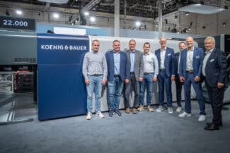 Das Management-Team von Silber Druck sowie Koenig & Bauer vor der neuen Rapida 106 X auf dem Drupa-Stand von Koenig & Bauer in Düsseldorf.