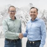 Kilian Hintermann (rechts), CEO von swissQprint, begrüßt Achim Herzog, den neuen Geschäftsführer von swissQprint Deutschland.