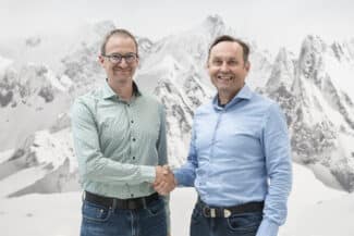 Kilian Hintermann (rechts), CEO von swissQprint, begrüßt Achim Herzog, den neuen Geschäftsführer von swissQprint Deutschland.