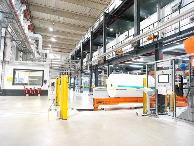 Die neue Beschichtungsanlage bei Sappi Alfeld wurde für die Herstellung von Barrierepapieren entwickelt.