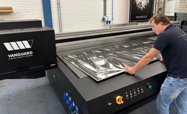 Digitaler Großformatdruck: Ten Herkel investiert in UV-Flachbettdrucker Vanguard VK3220T-HS
