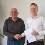 COE übernimmt Flexo Service Nord: Andreas Bauer und Torben Segelken bei der Vertragsunterzeichnung.