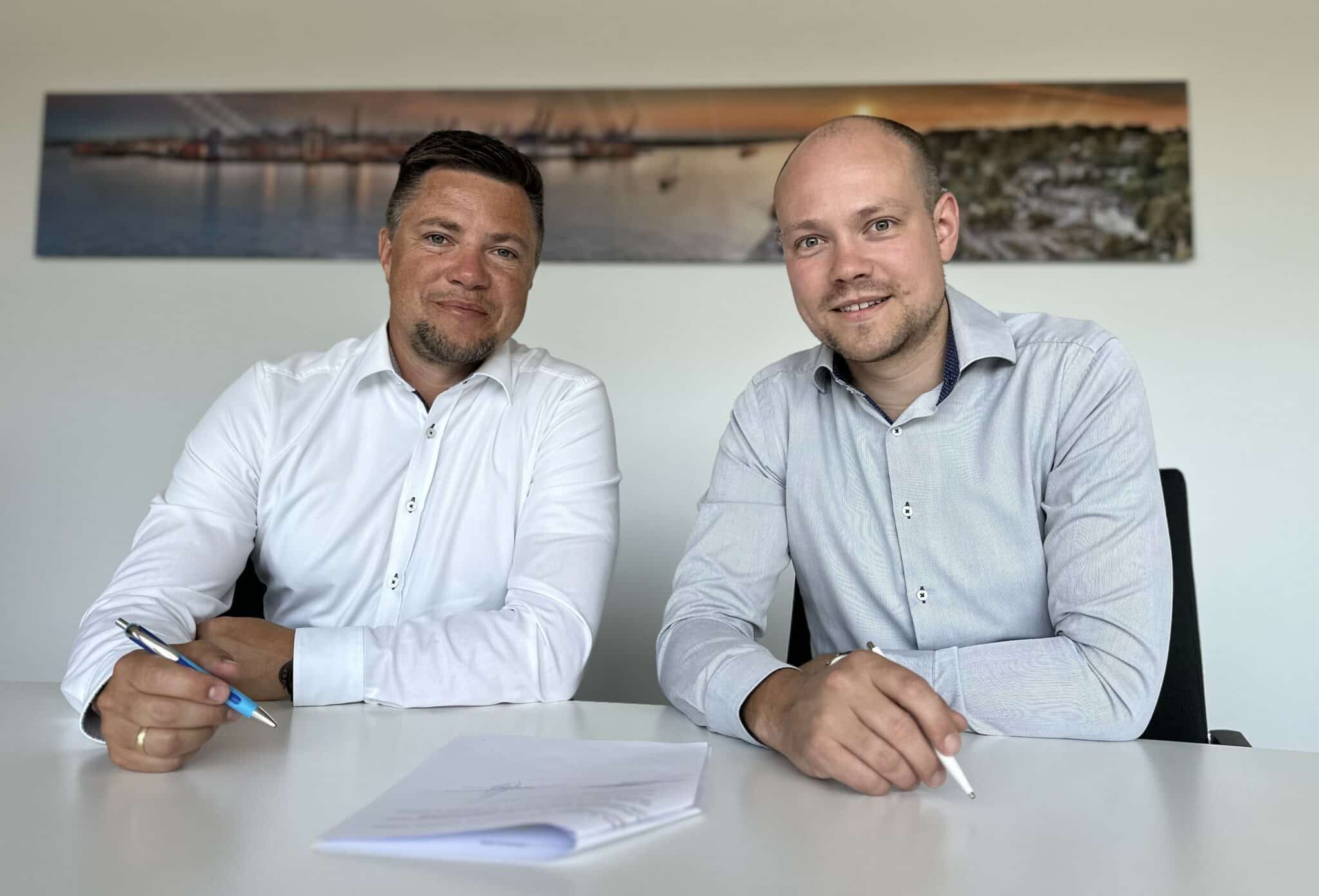 Conrad Borchert und Tom van Holten unterzeichnen den Vertrag für ihre neuen Aufgaben als gemeinsames Geschäftsführerteam für EAE und EAE Solutions, Deutschland.