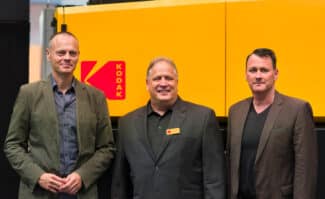 Von links: Sven Schmöle (Geschäftsführer SDV-Gruppe), Jim Continenza (Executive Chairman and Chief Executive Officer, Kodak) und Jochen Schreib (Leiter Zentrale Dienste, SDV-Gruppe) vor der Kodak Prosper Ultra 520