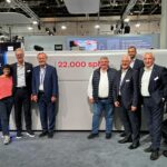 Das Management von Schur Pack und Koenig & Bauer traf sich im Mai auf der Drupa in Düsseldorf: (v.l.n.r.) Ralf Sammeck, Segment-Vorstand Sheetfed und CEO Koenig & Bauer Sheetfed, mit seiner Frau Philippa, Hans Wilhelm Schur, CEO Schur International Holding, Klaus Madsen, Geschäftsführer Schur Pack Germany und CEO Schur Star Systems; Ralf Engelhardt, Koenig & Bauer (DE), Hans Christian Schur, CEO Schur International Holding und Geschäftsführer Schur Pack Germany, sowie Reinhard Marschall, Geschäftsführer Koenig & Bauer (DE).