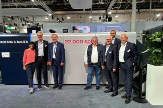 Das Management von Schur Pack und Koenig & Bauer traf sich im Mai auf der Drupa in Düsseldorf: (v.l.n.r.) Ralf Sammeck, Segment-Vorstand Sheetfed und CEO Koenig & Bauer Sheetfed, mit seiner Frau Philippa, Hans Wilhelm Schur, CEO Schur International Holding, Klaus Madsen, Geschäftsführer Schur Pack Germany und CEO Schur Star Systems; Ralf Engelhardt, Koenig & Bauer (DE), Hans Christian Schur, CEO Schur International Holding und Geschäftsführer Schur Pack Germany, sowie Reinhard Marschall, Geschäftsführer Koenig & Bauer (DE).