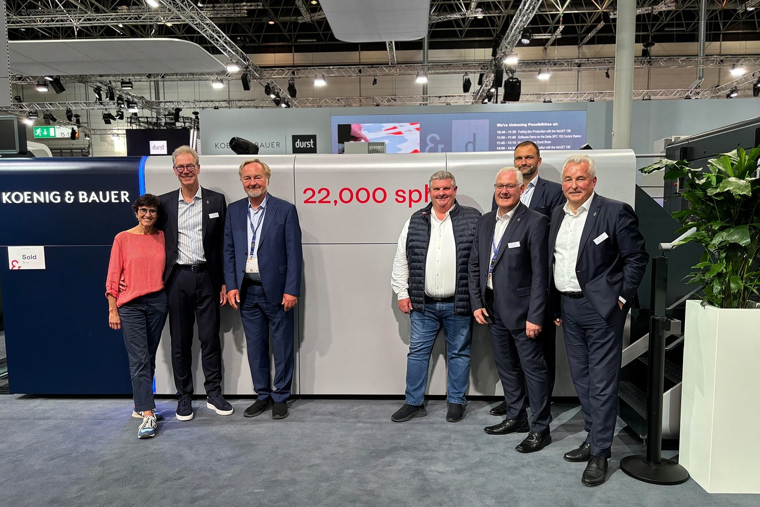 Das Management von Schur Pack und Koenig & Bauer traf sich im Mai auf der Drupa in Düsseldorf: (v.l.n.r.) Ralf Sammeck, Segment-Vorstand Sheetfed und CEO Koenig & Bauer Sheetfed, mit seiner Frau Philippa, Hans Wilhelm Schur, CEO Schur International Holding, Klaus Madsen, Geschäftsführer Schur Pack Germany und CEO Schur Star Systems; Ralf Engelhardt, Koenig & Bauer (DE), Hans Christian Schur, CEO Schur International Holding und Geschäftsführer Schur Pack Germany, sowie Reinhard Marschall, Geschäftsführer Koenig & Bauer (DE).