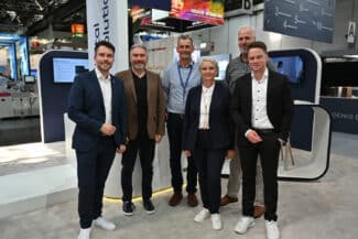 Die Führungsteams der Digital Unit von Koenig & Bauer und CoCoCo begründen auf der Drupa 2024 die neue Partnerschaft (v.l.n.r.): Felix Oberdorf, Head of Digital Development bei Koenig & Bauer, John Maxwell und Karl Ciz, beide Mitgründer bei CoCoCo, Sandra Wagner, VP Digitalisation bei Koenig & Bauer, Andreas Aplien, Mitgründer bei CoCoCo und Marcel Guntsch, Head of Digital Operations bei Koenig & Bauer.