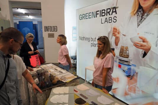 Greenfibra Labs ist ein Auftrags- und Entwicklungslabor für alternatives Papier aus Pflanzenfasern und eine der jüngsten Initiativen von Gmund-Inhaber Florian Kohler. Am Infostand im Rahmen der Ausstellung des Unfolded Festivals konnte man sich zeigen lassen, wie Greenfibra Labs für seine Kunden neuartige Fasermaterialien erzeugt - "für nachhaltige Verpackungen und ökologische Produktkommunikation".