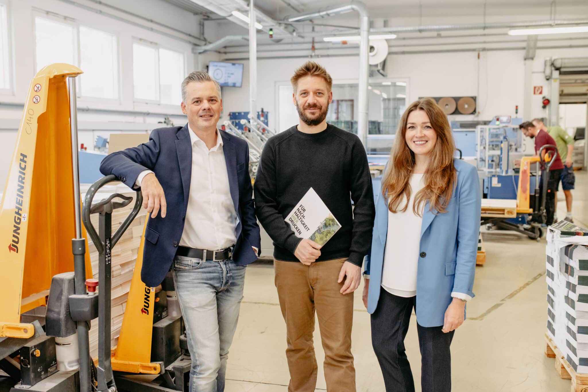 Die beiden künftigen Geschäftsführer von Samson Druck, Tibor Valentin (l.) und Markus Ramsbacher, mit Gesellschafterin Lisa Frost.