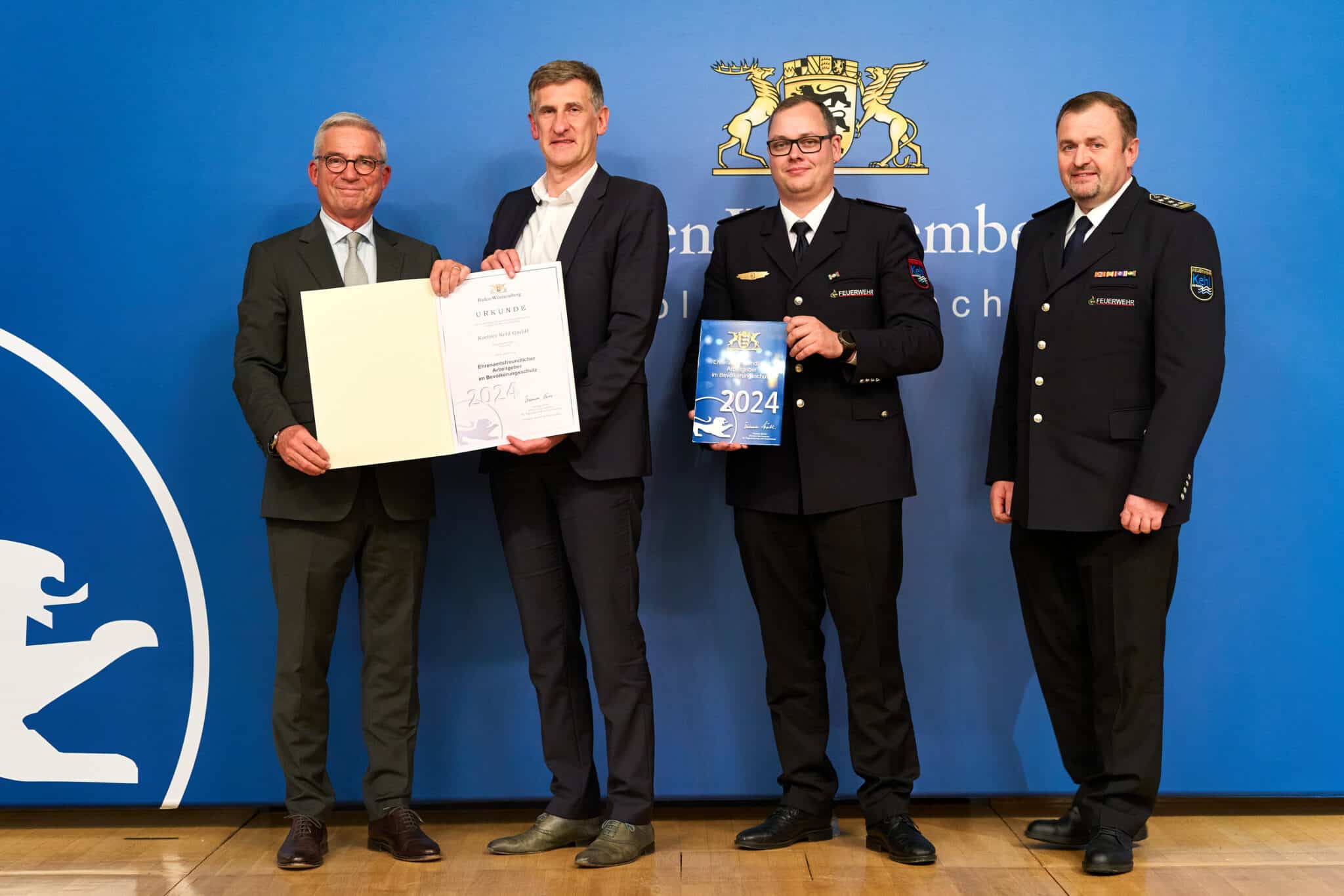 Gemeinsam mit Viktor Liehr (rechts), Kommandant der Feuerwehr Kehl sowie dessen Stellvertreter David Oster (2. v. r.) überreichte Thomas Strobl (links) Joachim Uhl (2. v. l), Werkleiter des Koehler Paper Standorts Kehl die Urkunde als „Ehrenamtsfreundlicher Arbeitgeber im Bevölkerungsschutz“.