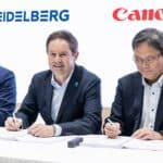 „Die Zusammenarbeit mit Canon im Digitaldruckbereich markiert einen Meilenstein unserer Wachstumsstrategie für das Kerngeschäft“, sagt Jürgen Otto, Vorstandsvorsitzender bei Heidelberg (M.) zusammen mit Dr. David Schmedding, CSO, Heidelberg (li.) sowie Dave Yoshida, President & CEO, Canon Production Printing, bei der Vertragsunterzeichnung.