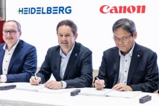 „Die Zusammenarbeit mit Canon im Digitaldruckbereich markiert einen Meilenstein unserer Wachstumsstrategie für das Kerngeschäft“, sagt Jürgen Otto, Vorstandsvorsitzender bei Heidelberg (M.) zusammen mit Dr. David Schmedding, CSO, Heidelberg (li.) sowie Dave Yoshida, President & CEO, Canon Production Printing, bei der Vertragsunterzeichnung.