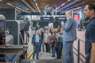 Veranstaltung "Postpress Solutions Experience" bei Koenig & Bauer in Radebeul: Bernhard Gansert zeigte High-Performance Stanzproduktion, Jobwechsel und technische Highlights an der Flachbettstanze CutPro Q 106 SB.