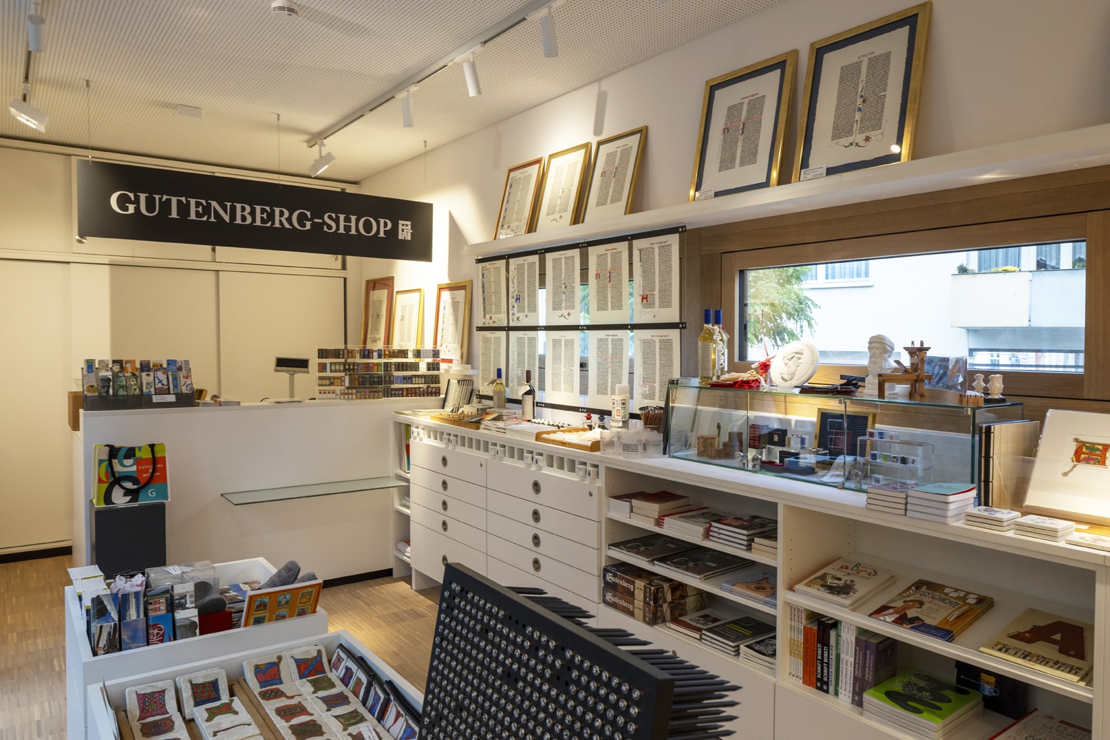 In Inneren des Pavillons beim Naturhistorischen Museum erwartet Besucher ein helles, freundliches Ambiente, in dem die typografischen Produkte des Gutenberg-Shops in Szene gesetzt sind.