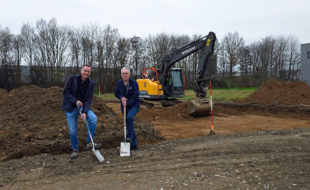 Etiketten-Lösungen: Erster Spatenstich für den Ausbau des ABG-Standorts Baesweiler durch die Managing Directors Ralf Wirtz und Michael Leidgschwendner