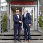 Stabwechsel bei der Technischen Leitung: Lorenz Geiger (links) übergibt die Position bei der Schreiner Group an Martin Moser (rechts). Er selbst übernimmt als Senior Management Consultant Operations Group übergeordnete, strategische Aufgaben.