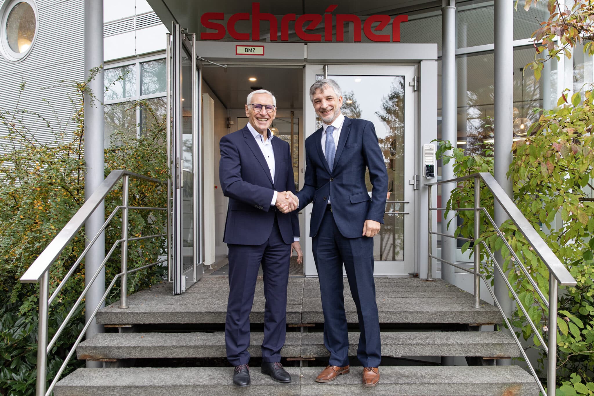 Stabwechsel bei der Technischen Leitung: Lorenz Geiger (links) übergibt die Position bei der Schreiner Group an Martin Moser (rechts). Er selbst übernimmt als Senior Management Consultant Operations Group übergeordnete, strategische Aufgaben.