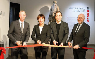 Bei einem Festakt eröffneten Museumsdirektor Dr. Ulf Sölter, Bau- und Kulturdezernentin Marianne Grosse, Oberbürgermeister Nino Haase und Museumsdirektor Dr. Bernd Herkner (v.l.n.r.) die Ausstellung „Gutenberg-Museum MOVED“