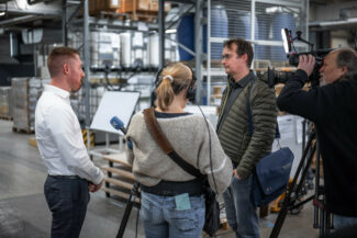 Der Druck der letzten Stimmzettel bei Schleunungdruck am 3. Februar wurde auch vom Bayrischen Rundfunk ins Bild gesetzt. Hier antwortet Frederik Lang von Schleunungdruck auf Fragen von BR-Redakteur Achim Winkelmann.