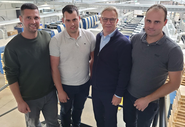 Christian Mergard, Niklas Silber, Volker Keppler (Gebietsverkaufsleiter Müller Martini Deutschland) und Lucas Silber (von links) freuen sich über die Investition eines Primera Pro und eines Alegro bei Silber Druck in Lohfelden.