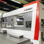 Bobst hat die Druckmaschine Novafoil 106 nach eigenen Angaben speziell für die Veredelung von Kartonagen und Schachteln entwickelt und sie dafür um ein neues Heißprägemodul erweitert.