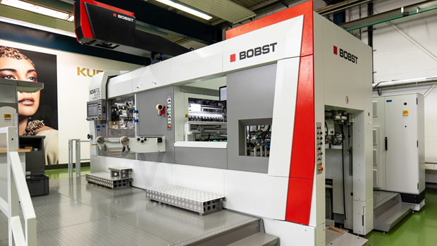 Bobst hat die Druckmaschine Novafoil 106 nach eigenen Angaben speziell für die Veredelung von Kartonagen und Schachteln entwickelt und sie dafür um ein neues Heißprägemodul erweitert.